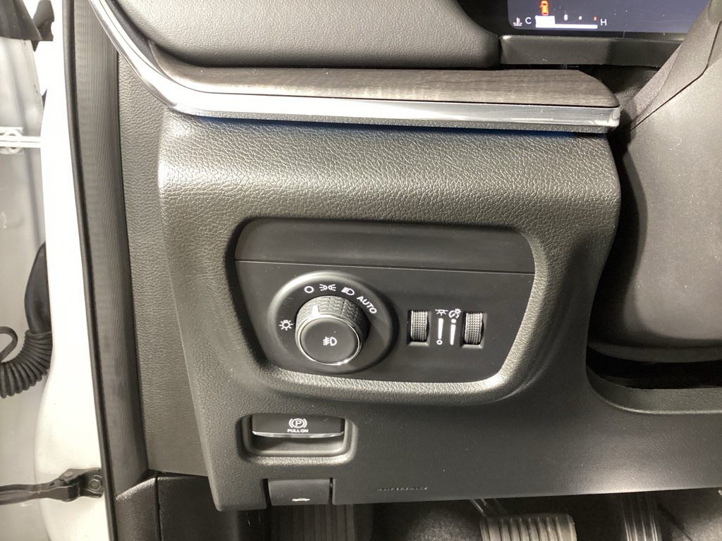 Used 2023 Jeep Grand Cherokee Overland AWD/4WD image 18