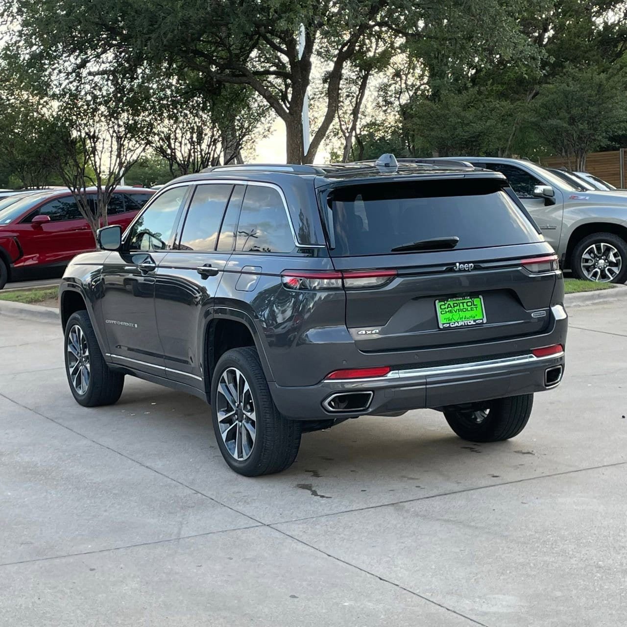 Used 2023 Jeep Grand Cherokee Overland AWD/4WD image 4