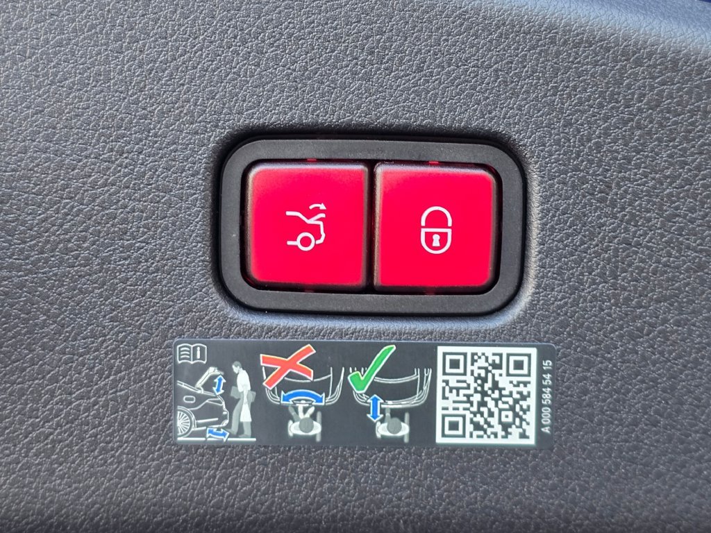 Used 2025 Mercedes-Benz CLE 300 4MATIC Coupe image 16