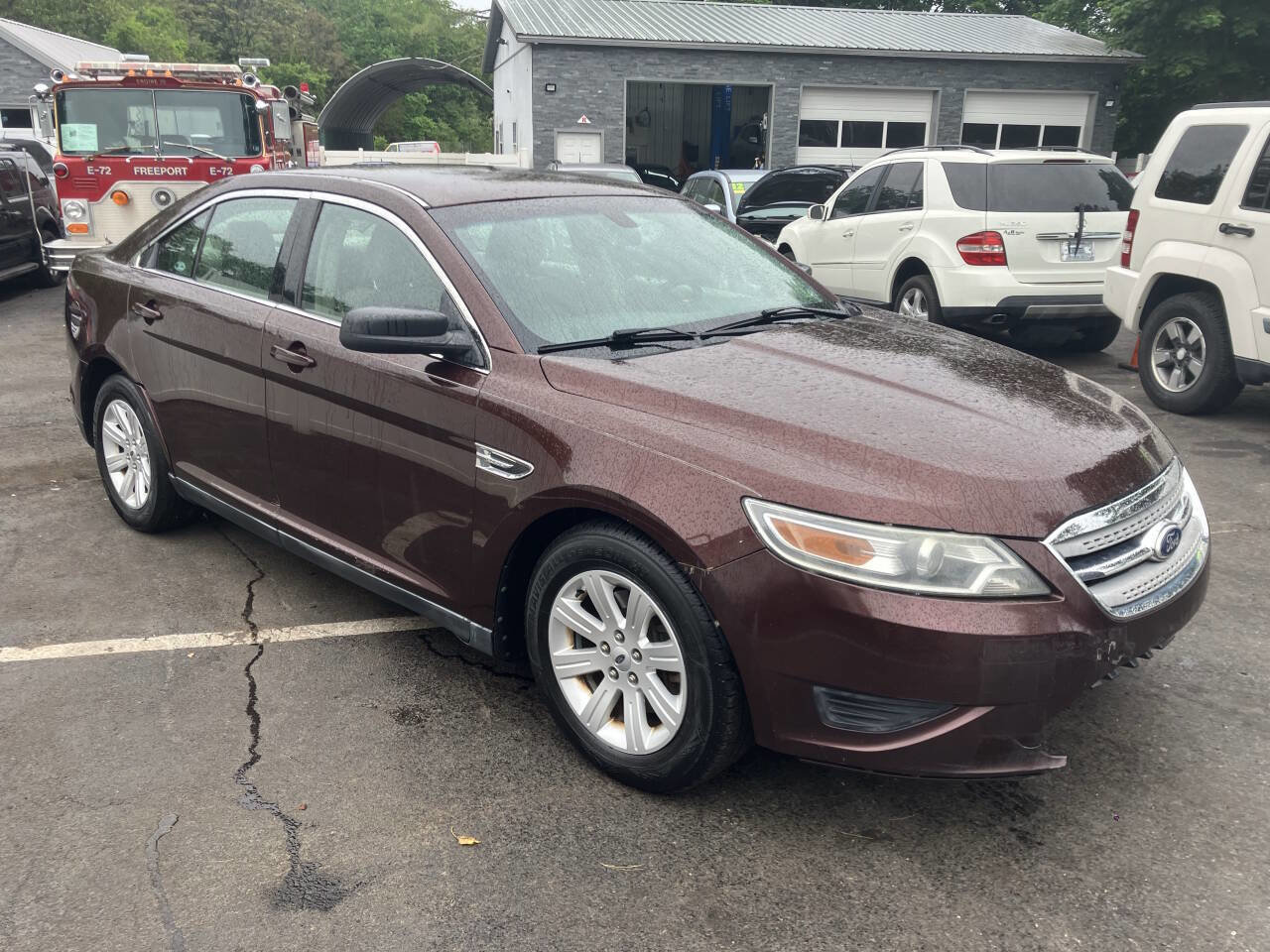 Used 2010 Ford Taurus SE FWD image 4