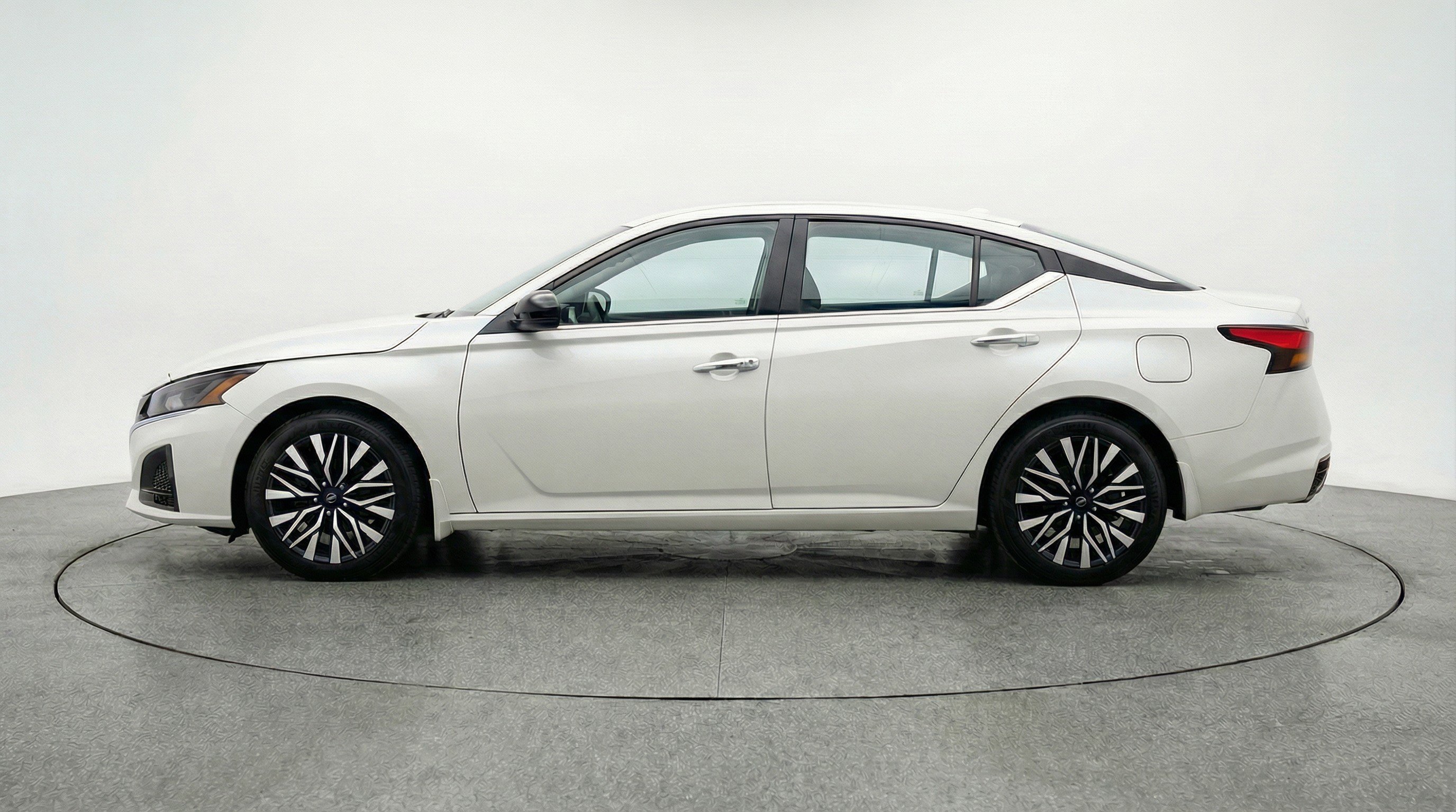 Used 2025 Nissan Altima 2.5 SV image 5