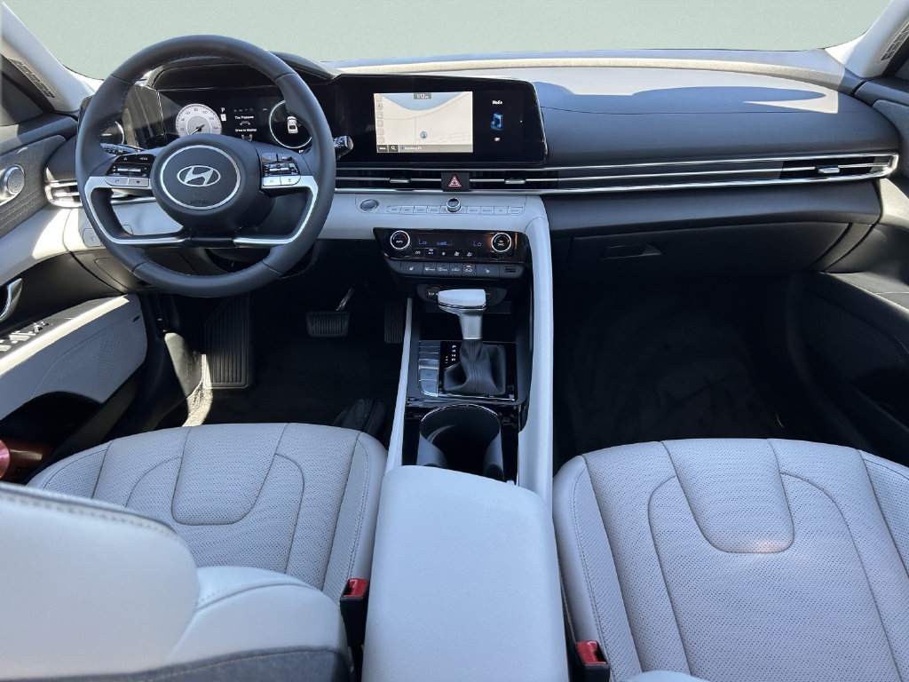 Certified 2025 Hyundai Elantra Limited FWD image 17