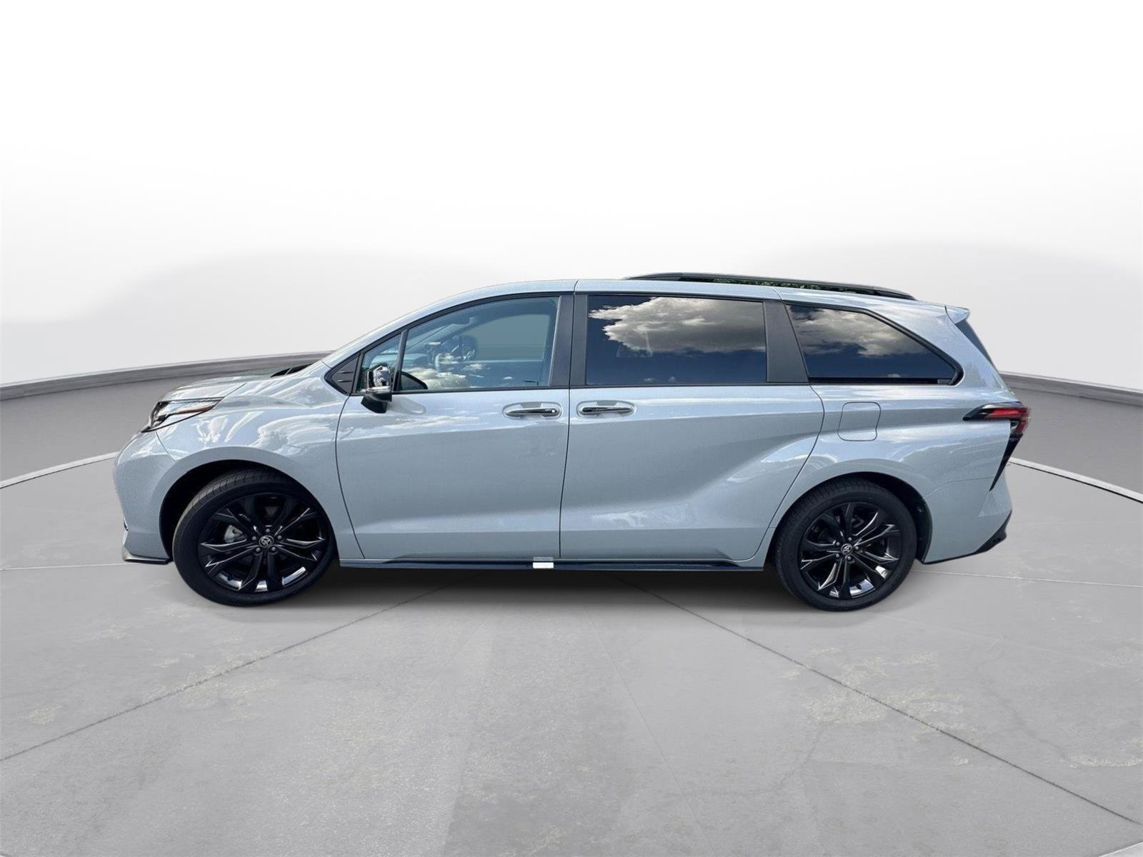 Used 2025 Toyota Sienna XSE FWD image 9