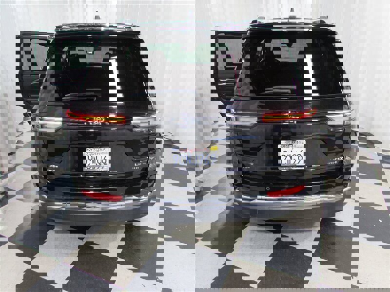 Used 2023 Jeep Grand Cherokee Limited image 40