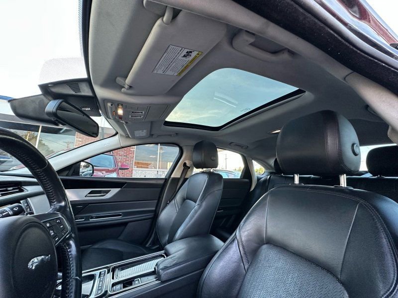 Used 2017 Jaguar XF Prestige AWD/4WD image 21