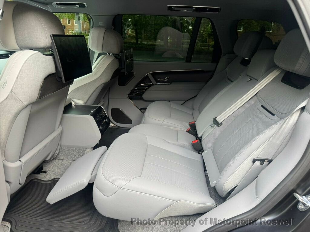 Used 2025 Land Rover Range Rover SV image 11