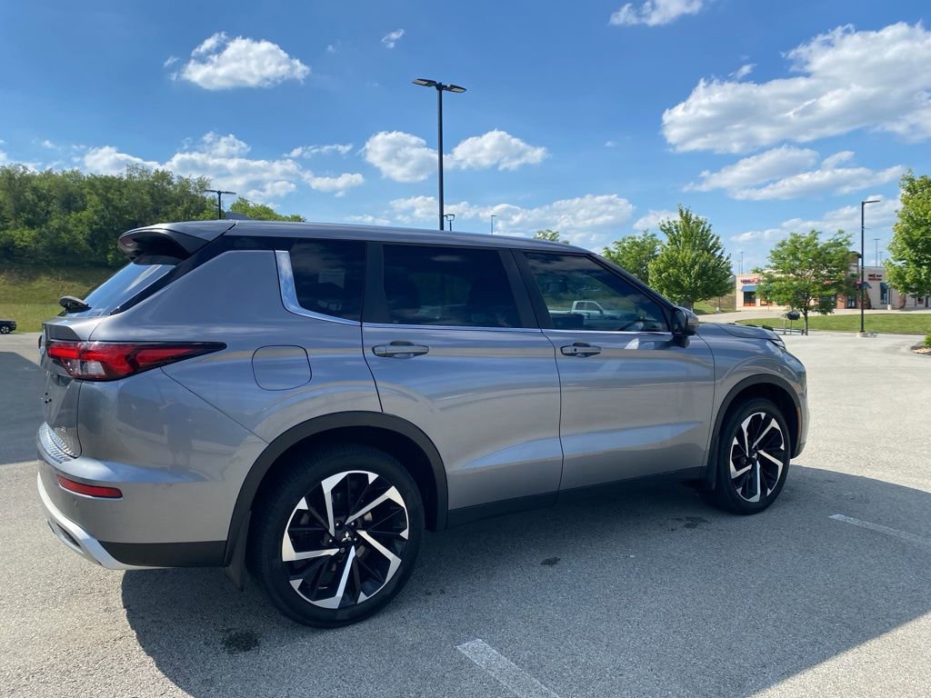 Used 2023 Mitsubishi Outlander SE AWD/4WD image 2