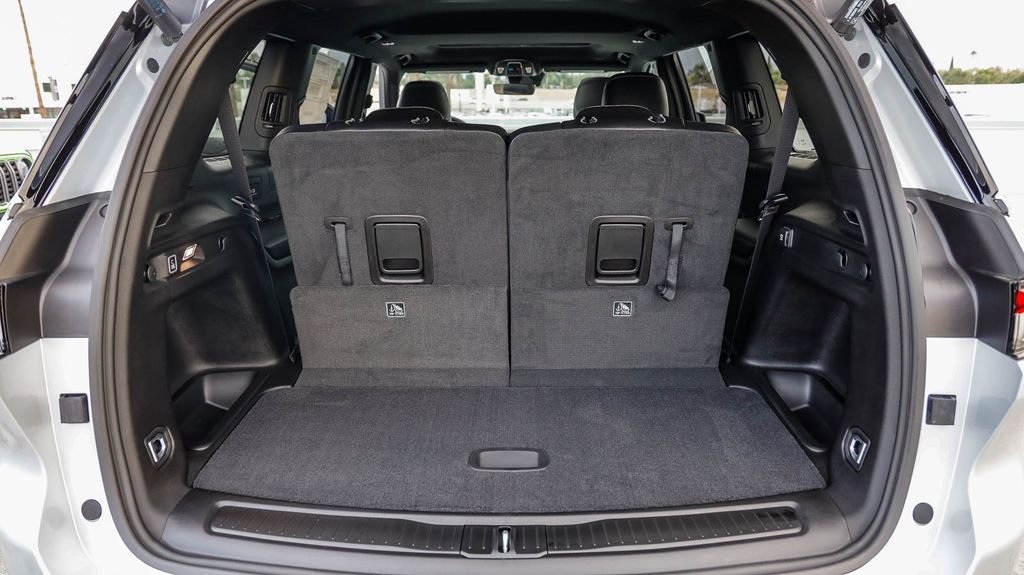 New 2025 Jeep Grand Cherokee L Altitude image 28