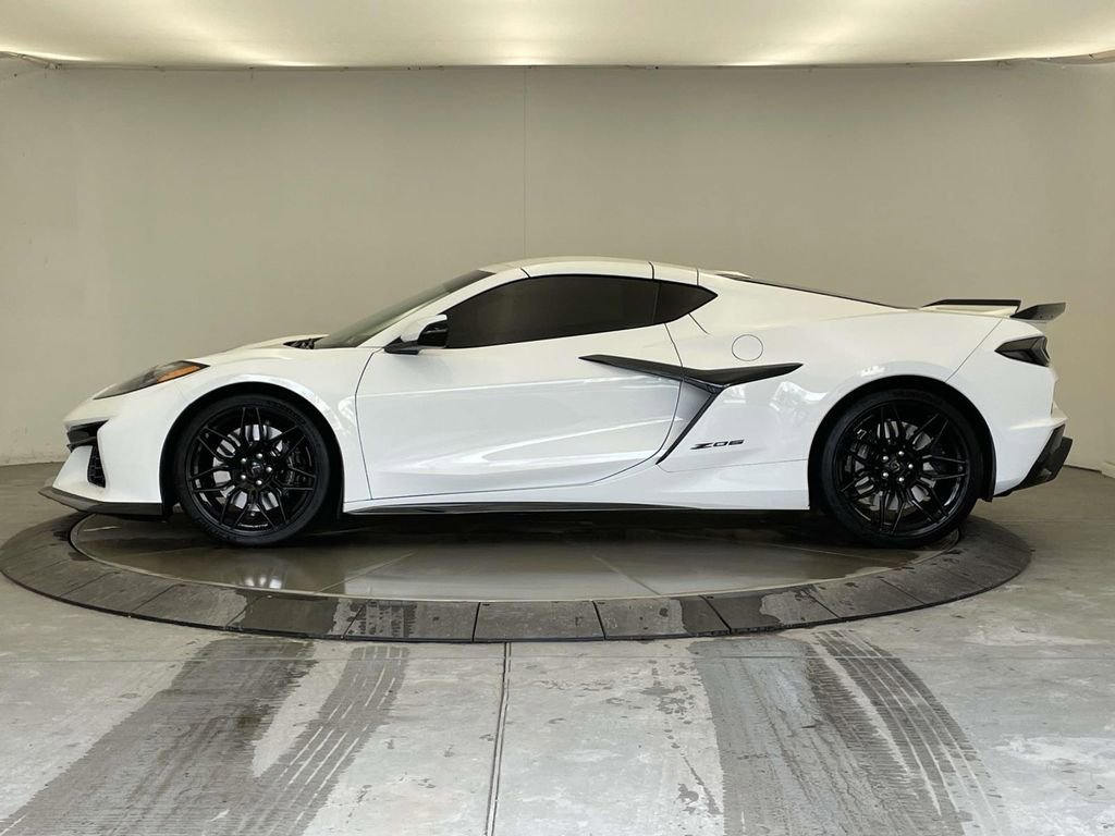 Used 2025 Chevrolet Corvette Z06 image 2
