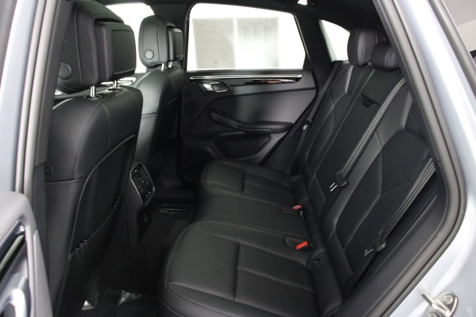 Certified 2025 Porsche Macan image 33