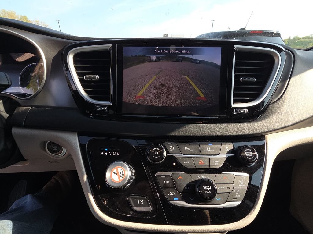 Used 2023 Chrysler Pacifica Touring-L image 11