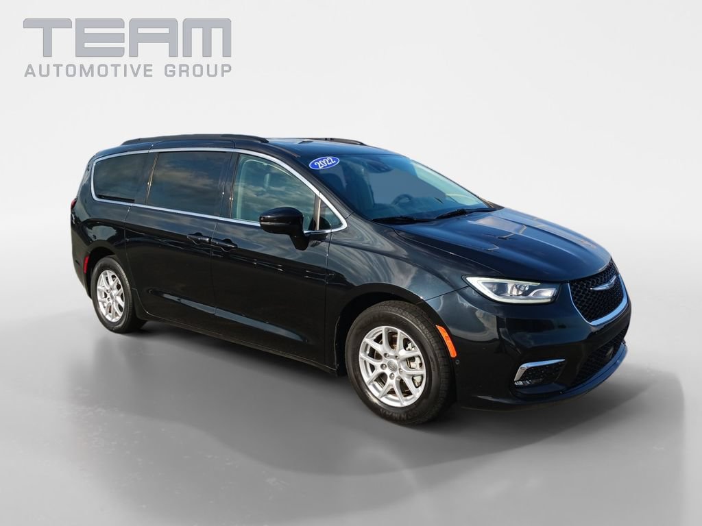Used 2022 Chrysler Pacifica Touring-L w/ Uconnect Theater Family Group