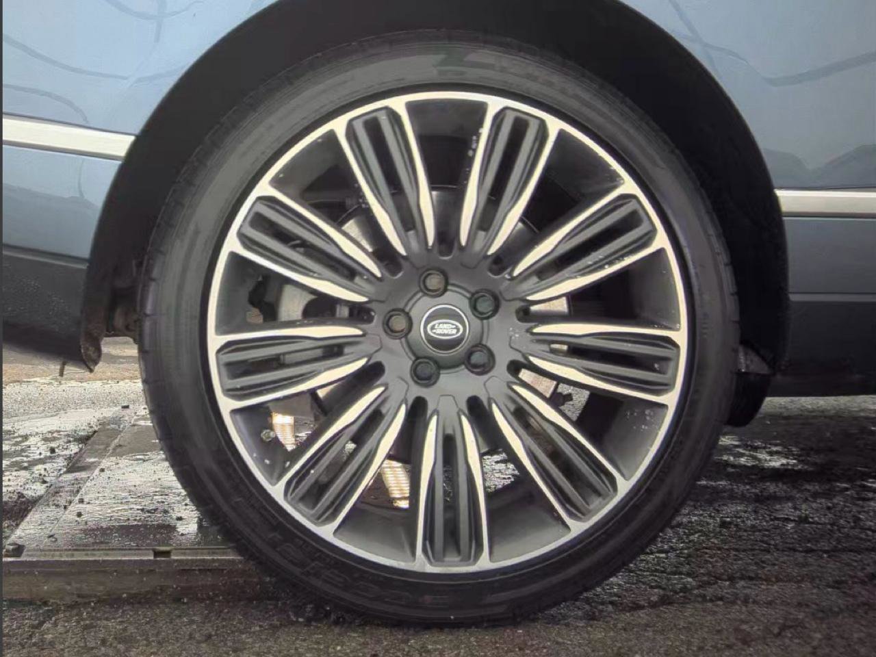 Used 2020 Land Rover Range Rover HSE image 12