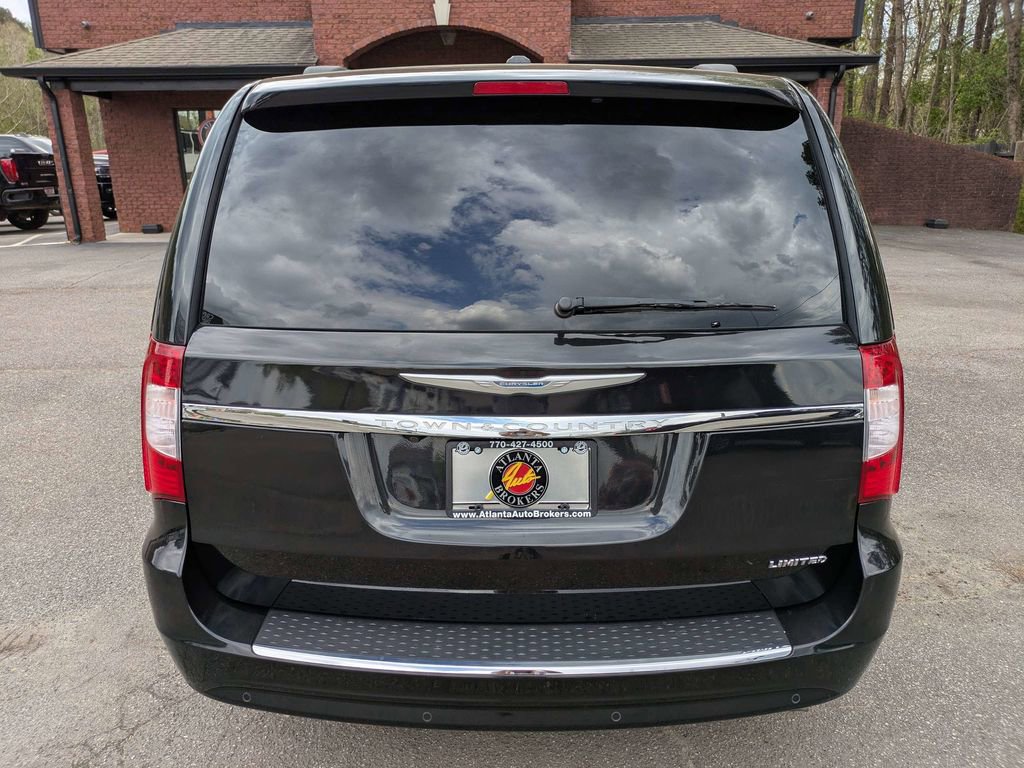 Used 2013 Chrysler Town & Country Limited w/ Luxury Group FWD image 5