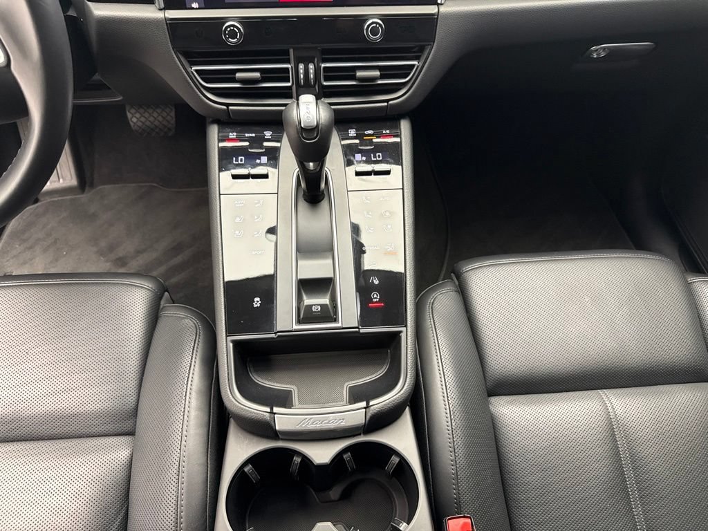 Certified 2024 Porsche Macan AWD/4WD image 31