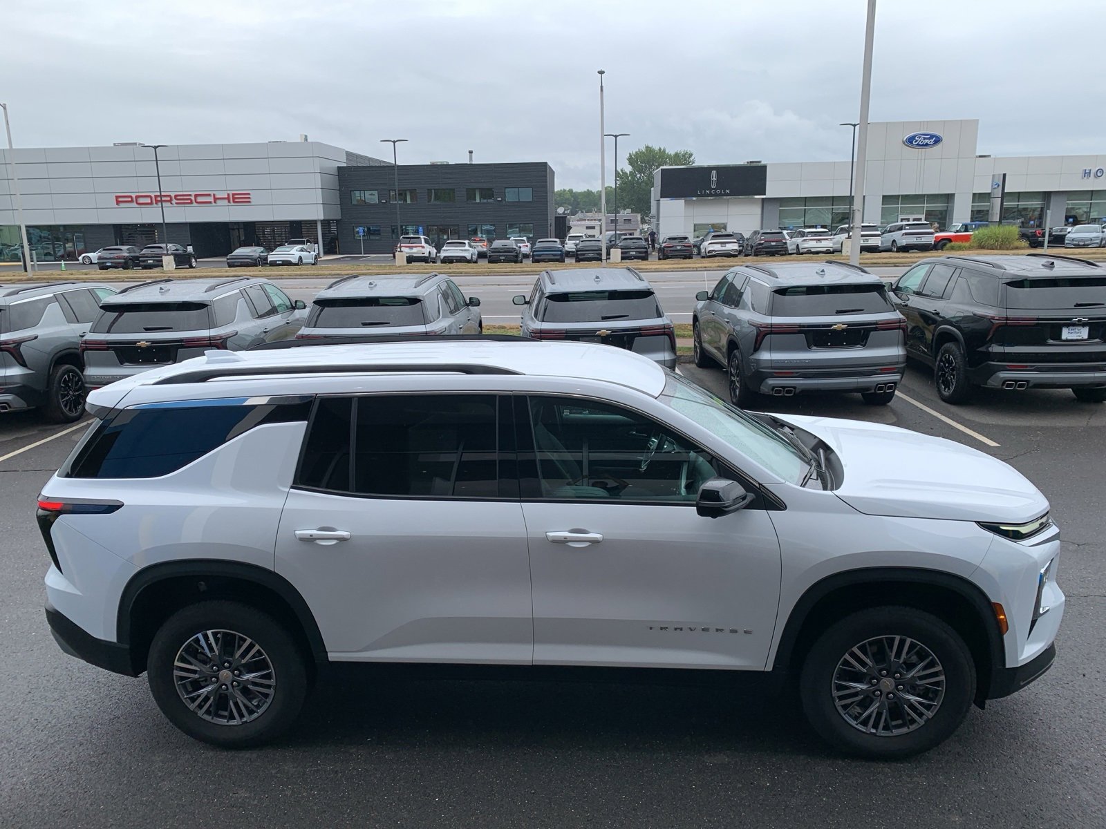 Used 2024 Chevrolet Traverse LT image 4