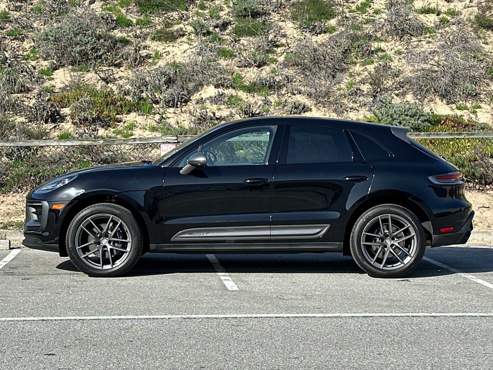 Certified 2025 Porsche Macan image 2