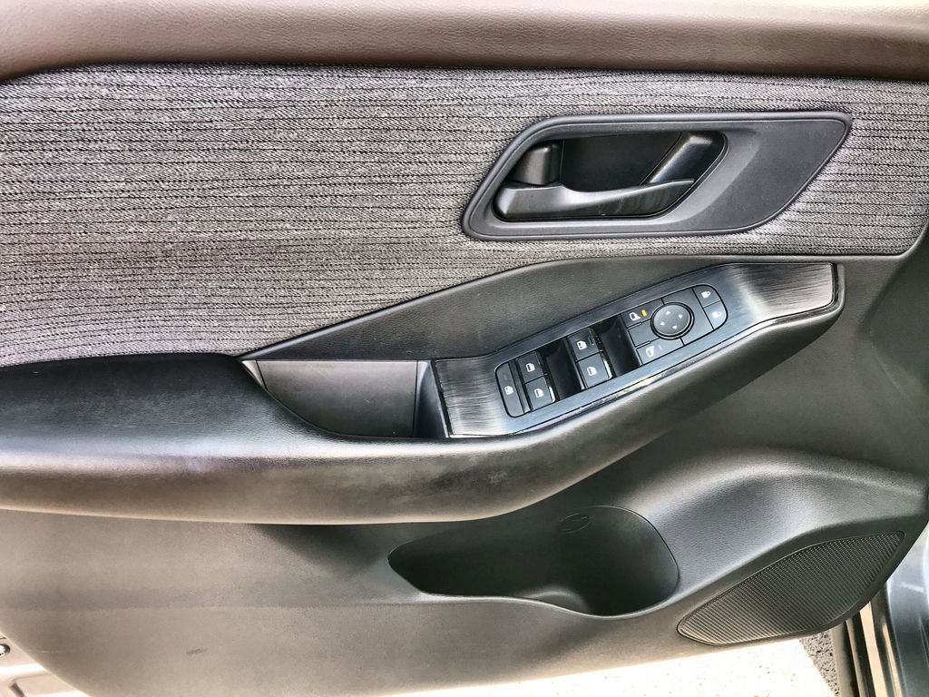 Used 2023 Nissan Rogue S image 13