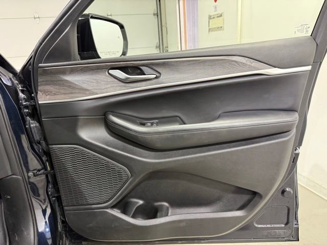 Used 2024 Jeep Grand Cherokee Limited AWD/4WD image 29