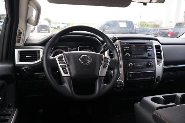 Used 2018 Nissan Titan SV AWD/4WD image 9