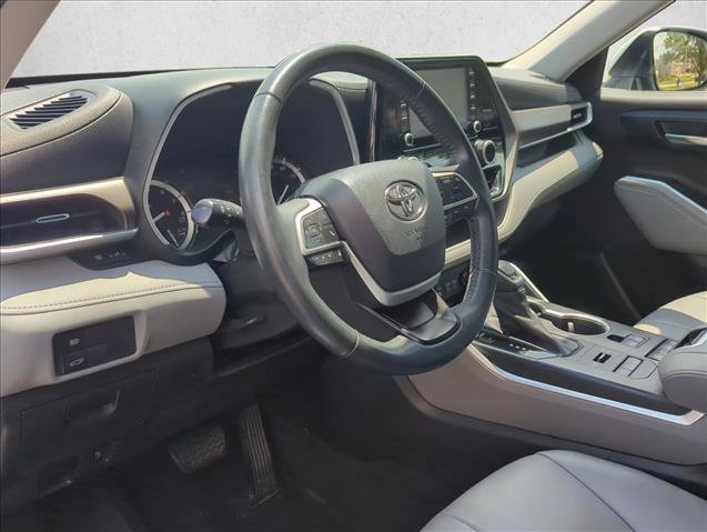Used 2022 Toyota Highlander XLE AWD/4WD image 9
