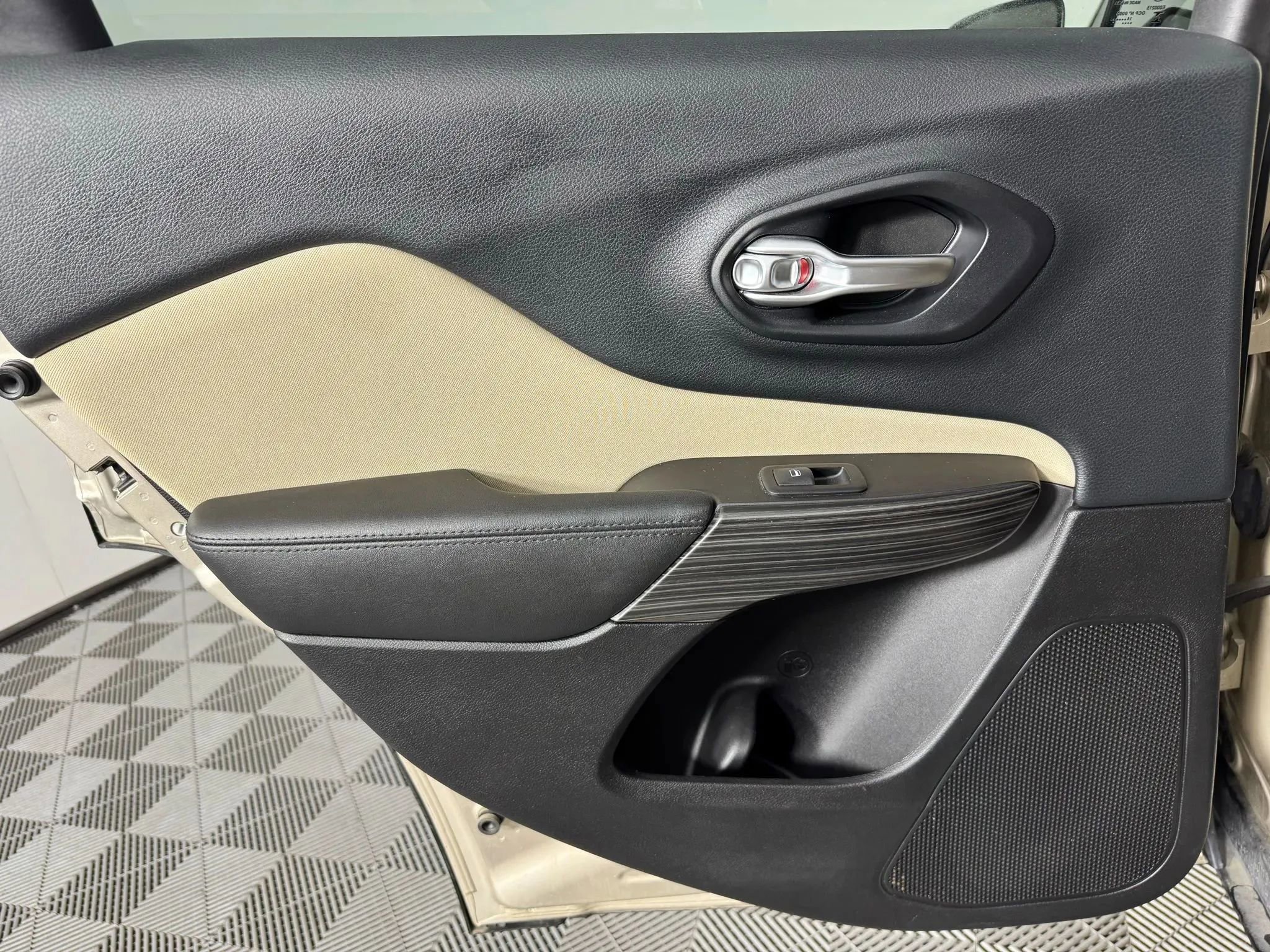 Used 2015 Jeep Cherokee Sport image 36