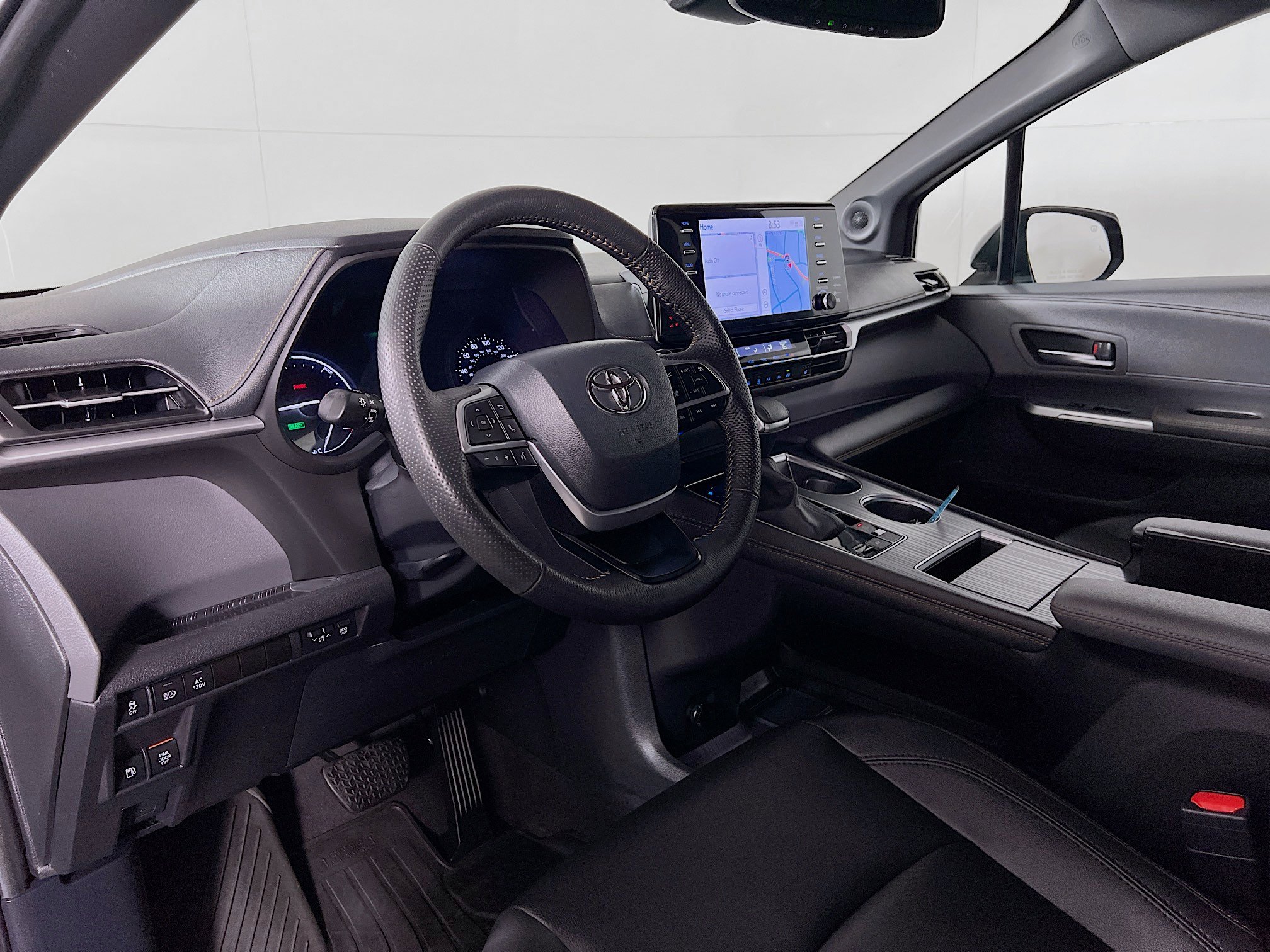 Certified 2024 Toyota Sienna XLE Woodland Edition image 9