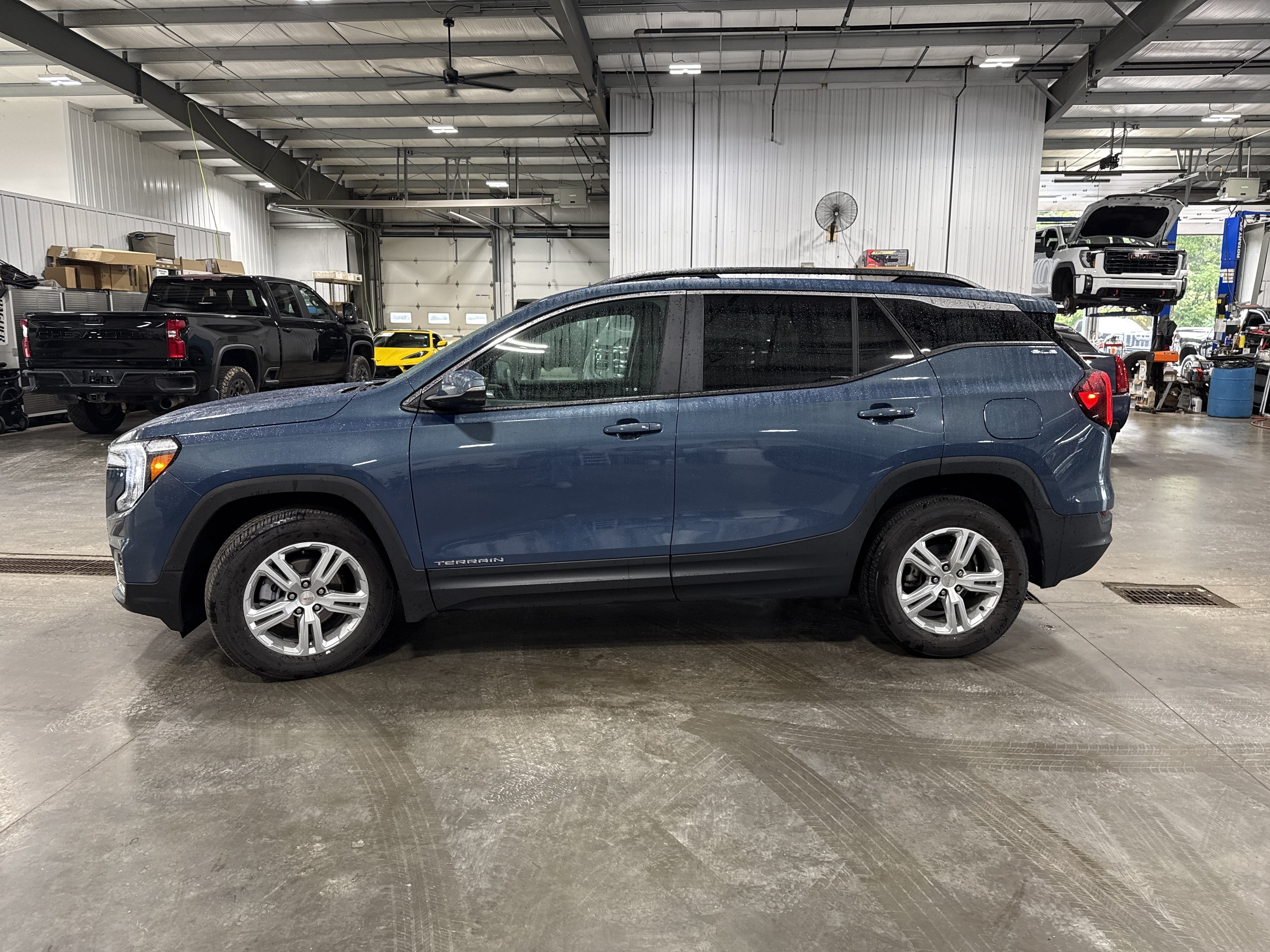 Used 2024 GMC Terrain SLE w/ Driver Convenience Package AWD/4WD image 5