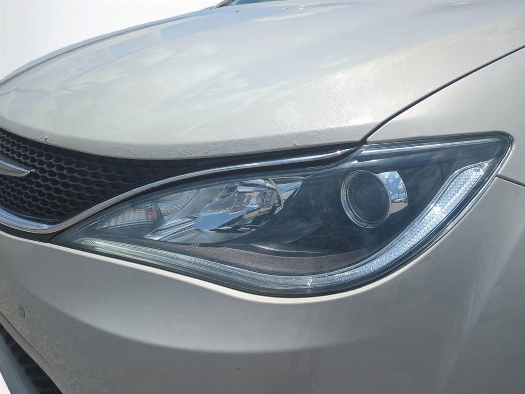 Used 2017 Chrysler Pacifica Limited FWD image 10