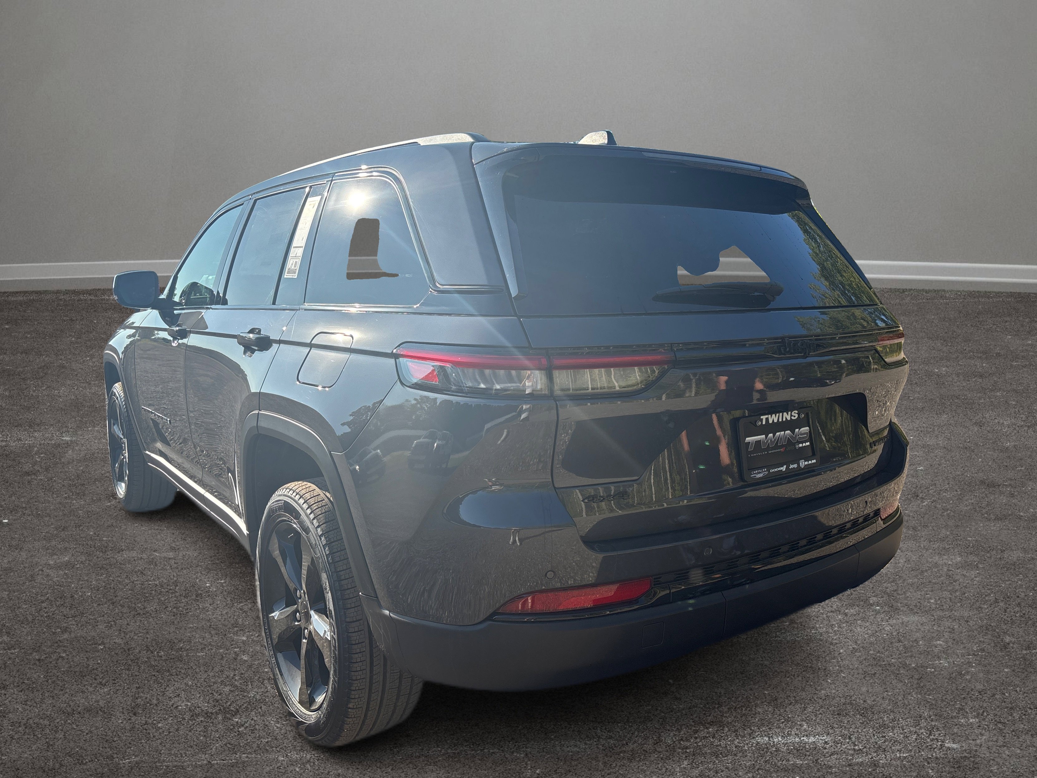 New 2025 Jeep Grand Cherokee Limited w/ Black Appearance Package image 34