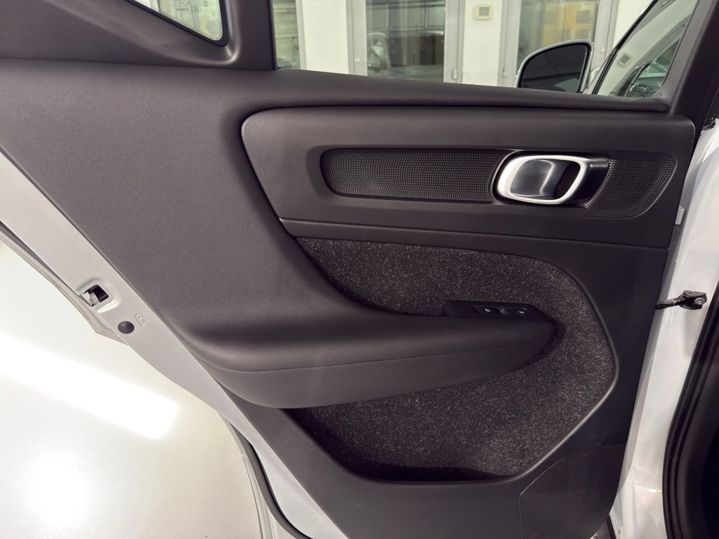 Used 2020 Volvo XC40 T4 Momentum image 17