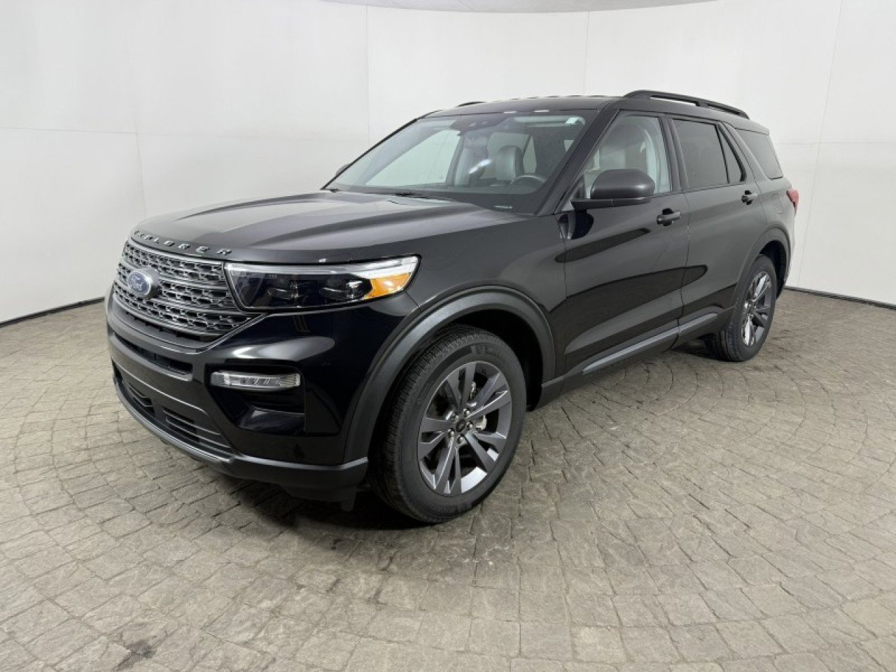 Certified 2021 Ford Explorer XLT w/ Equipment Group 202A image 3