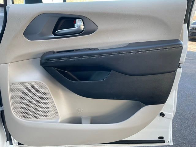 Used 2023 Chrysler Pacifica Touring-L FWD image 28