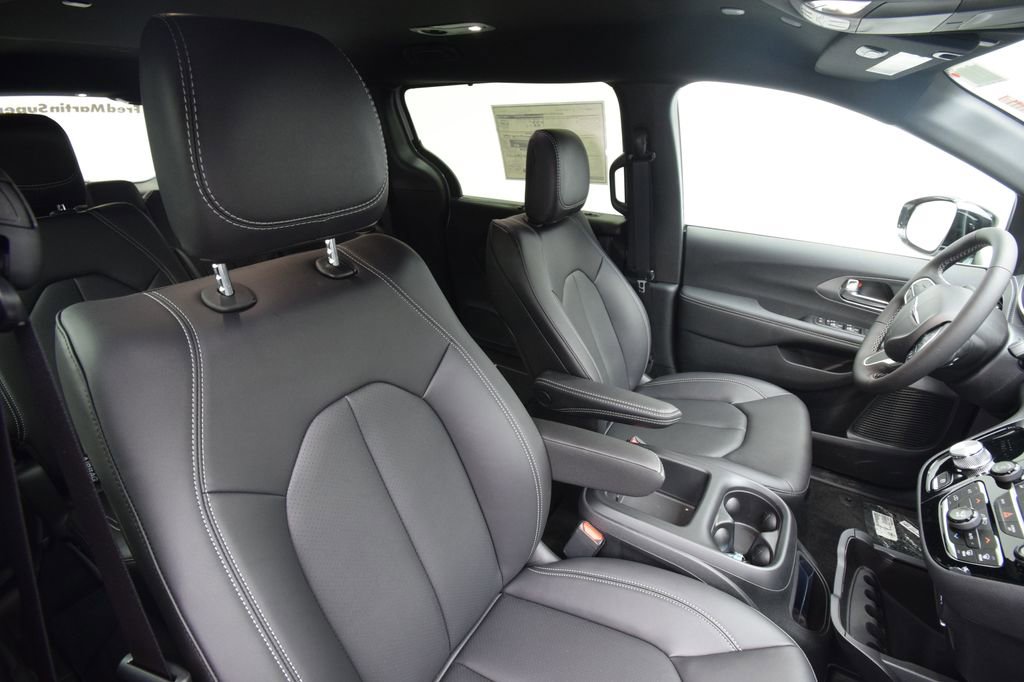 New 2025 Chrysler Pacifica Select image 10
