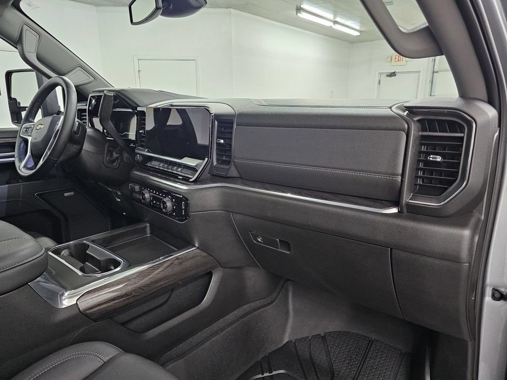 Used 2025 Chevrolet Silverado 3500 LTZ w/ LTZ Convenience Package AWD/4WD image 15