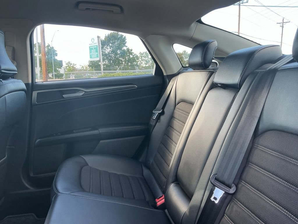 Used 2017 Ford Fusion SE w/ Equipment Group 201A FWD image 24