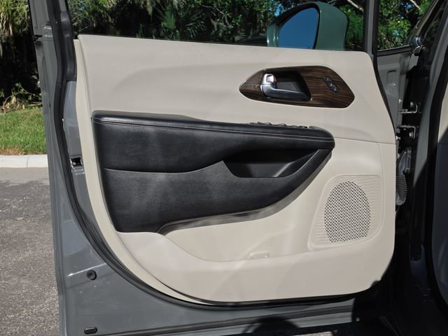 Used 2021 Chrysler Pacifica Limited AWD/4WD image 17