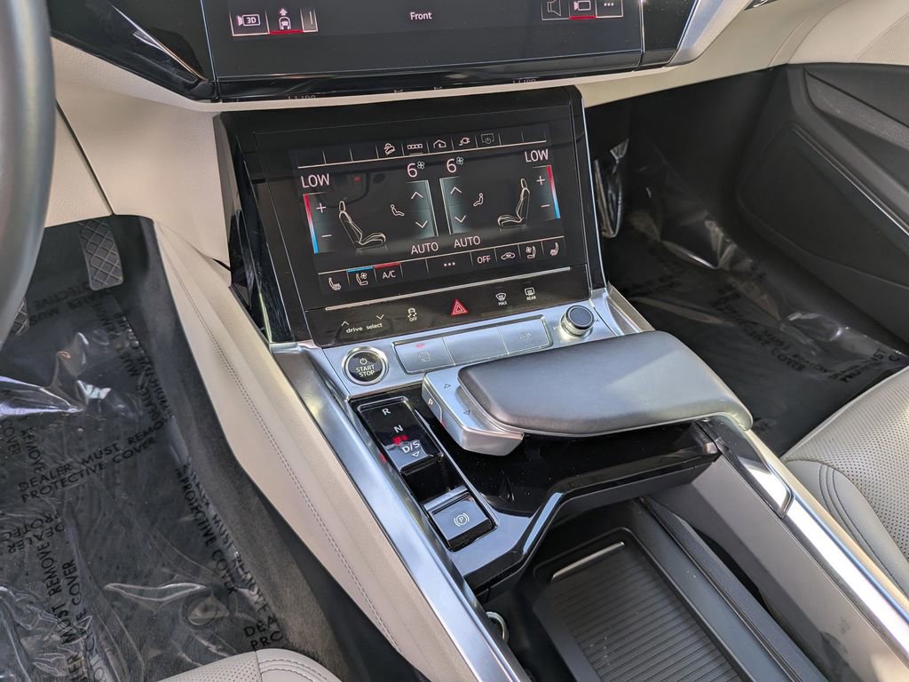 Used 2022 Audi e-tron Premium Plus w/ Premium Plus Package image 26
