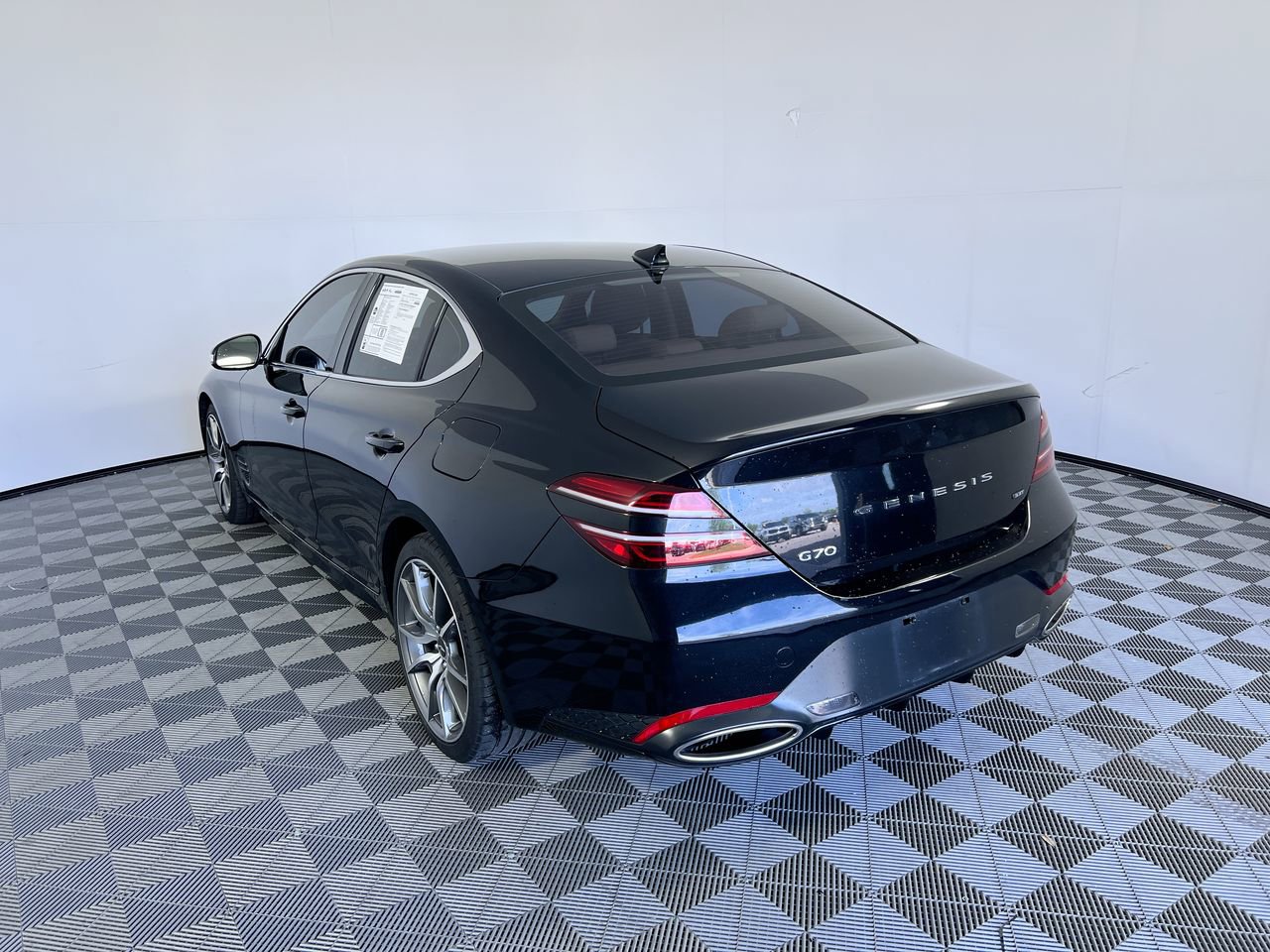 Used 2022 Genesis G70 3.3T RWD image 5