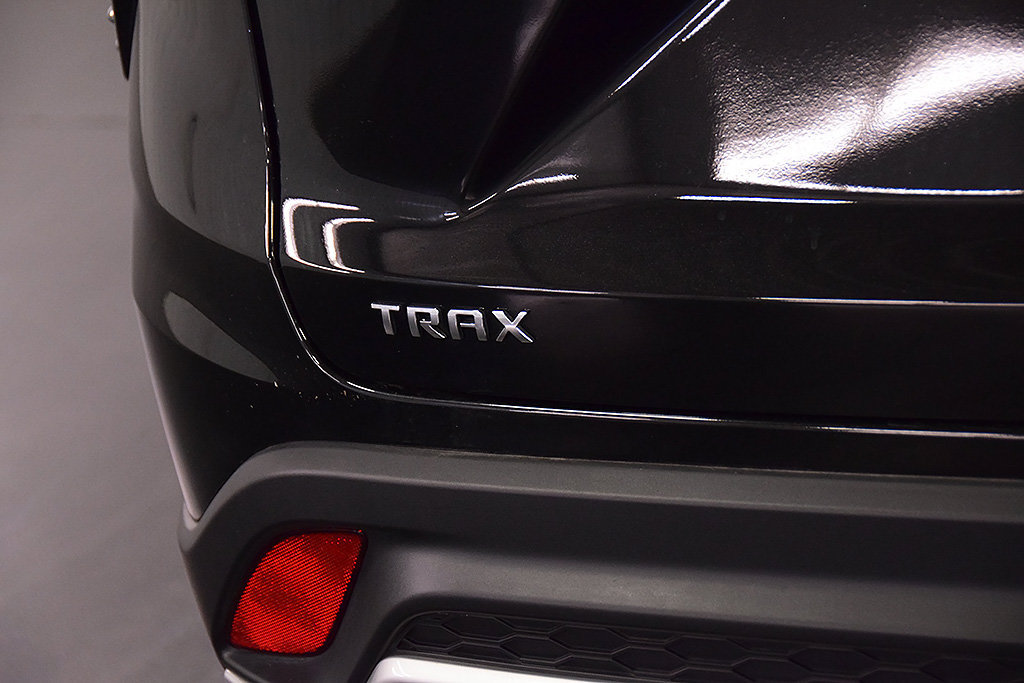 Used 2024 Chevrolet Trax LT w/ Sunroof Package FWD image 11