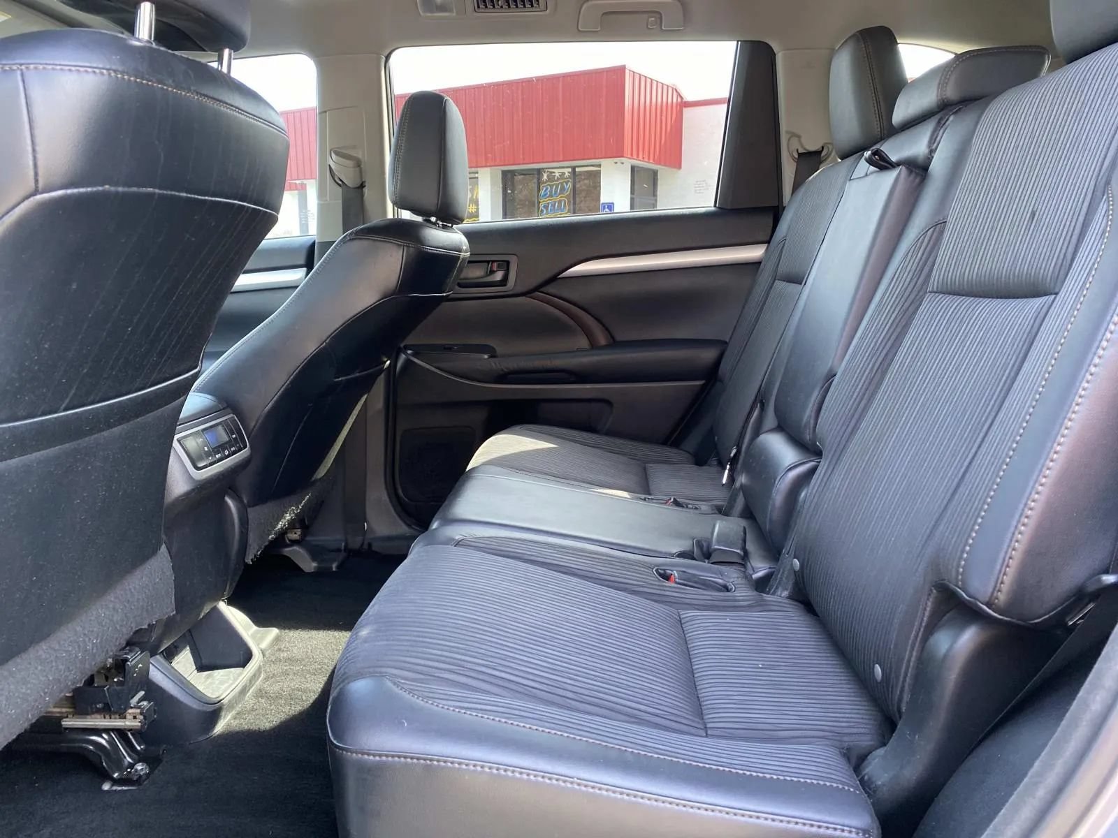 Used 2015 Toyota Highlander Plus FWD image 11