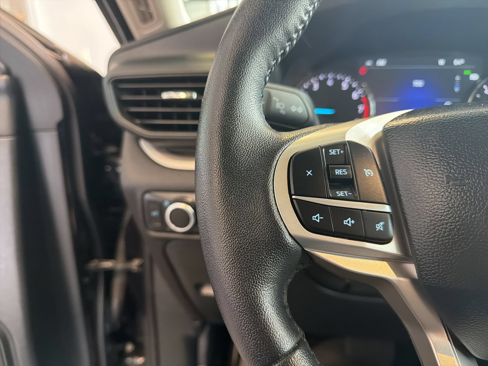 Used 2023 Ford Explorer XLT AWD/4WD image 21