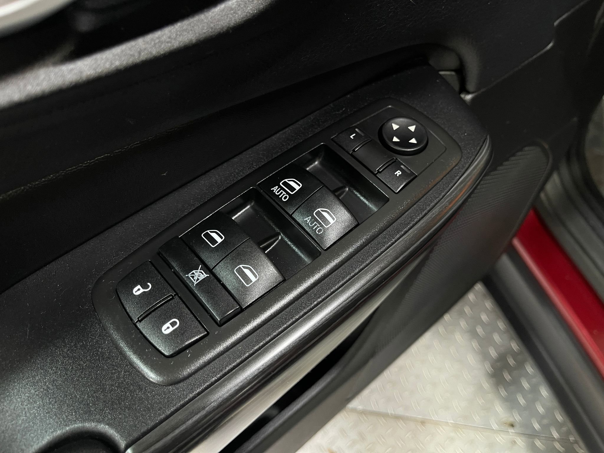 Used 2015 Jeep Cherokee Limited w/ Luxury Group AWD/4WD image 16