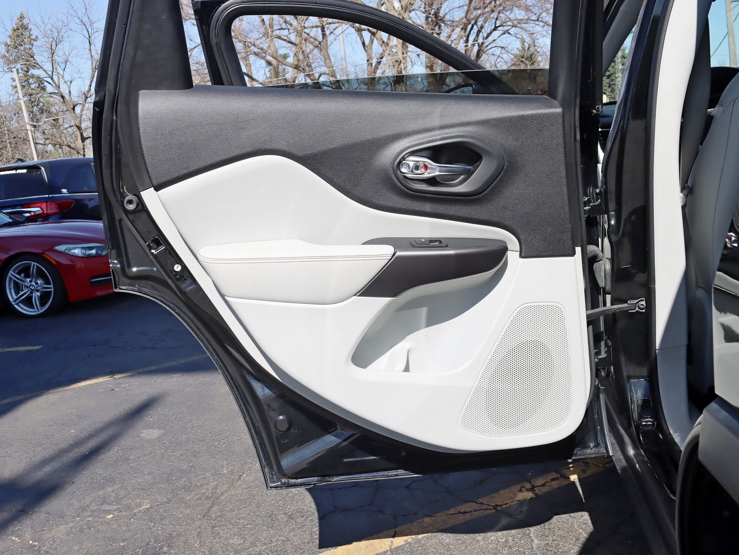 Used 2019 Jeep Cherokee Limited image 33