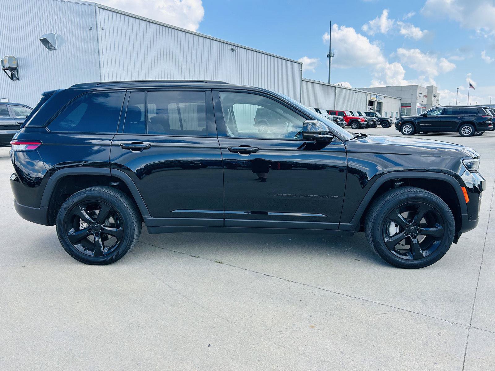 Used 2024 Jeep Grand Cherokee Limited w/ Luxury Tech Group II AWD/4WD image 43