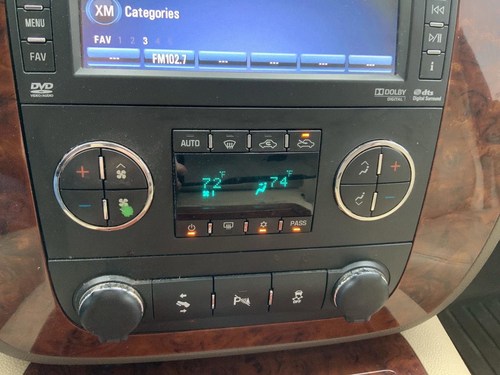 Used 2013 Chevrolet Avalanche LTZ image 40