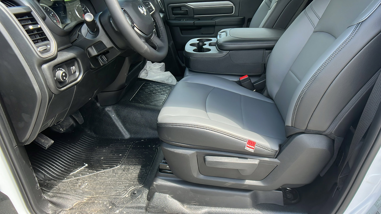 New 2025 RAM 3500 Tradesman AWD/4WD image 15