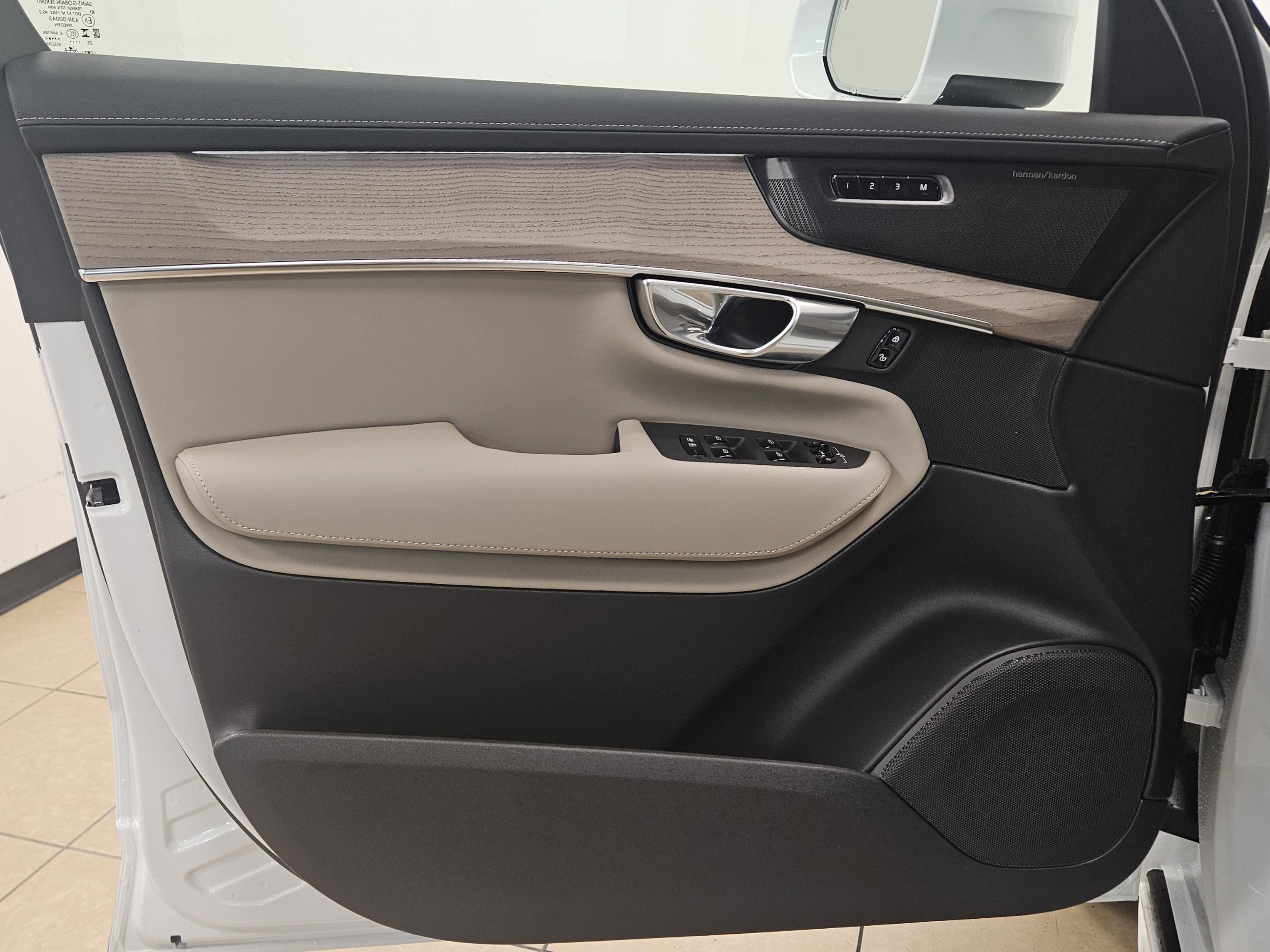New 2026 Volvo XC90 B6 Plus w/ Protection Package Premier AWD/4WD image 12