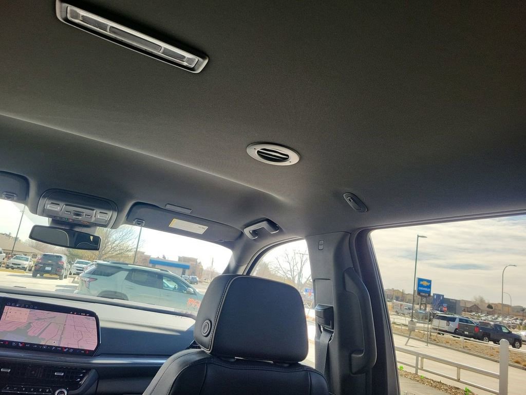 Used 2025 Chevrolet Suburban Premier image 12