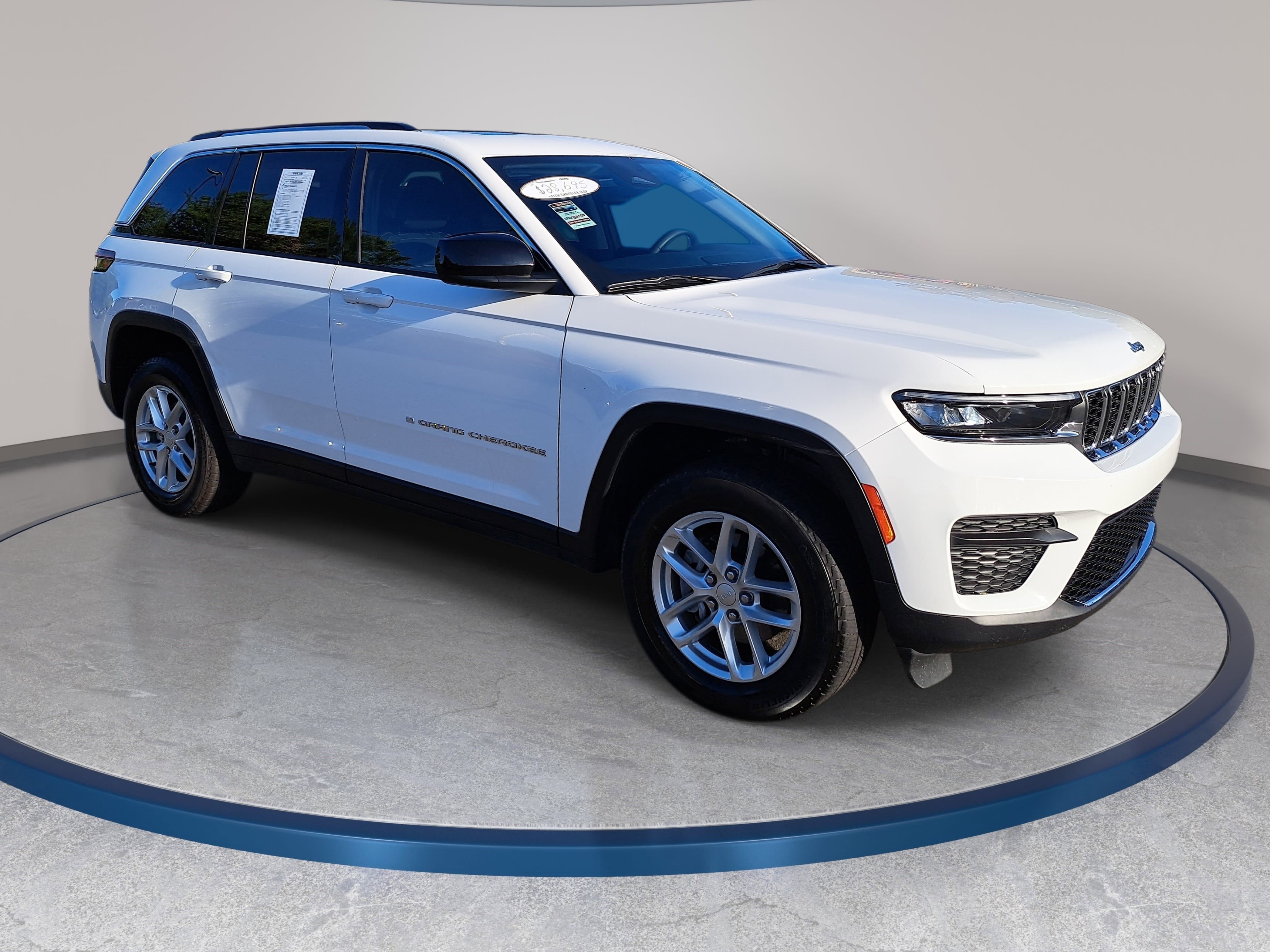 Used 2023 Jeep Grand Cherokee Laredo image 3